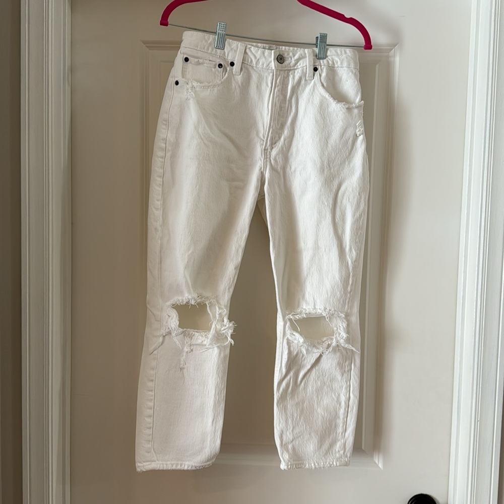 Abercrombie & Fitch - The Mom High Rise White Jeans - size 28/6 Short